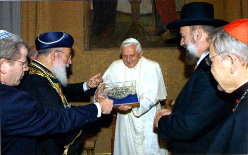 Benedict XVI receiving gifts from rabbis at Castelgandolfo